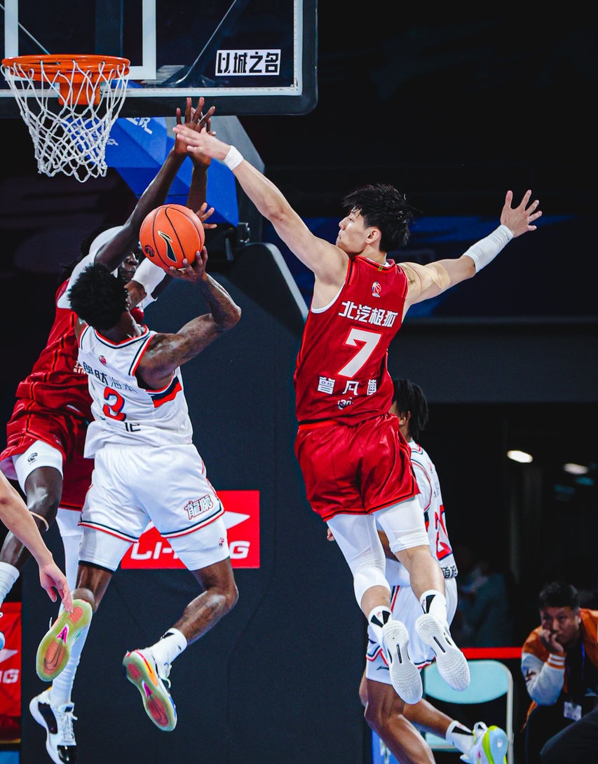 底特律活塞迎CBA常规赛关键赛;关键时刻单刀错失;媒体盛赞;控场能力受关注(8月14日晚的中美职业篮球挑战赛打架视频) 底特律活塞迎CBA常规赛关键赛;关键时刻单刀错失;媒体盛赞;控场能力受关注(8月14日晚的中美职业篮球挑战赛打架视频)