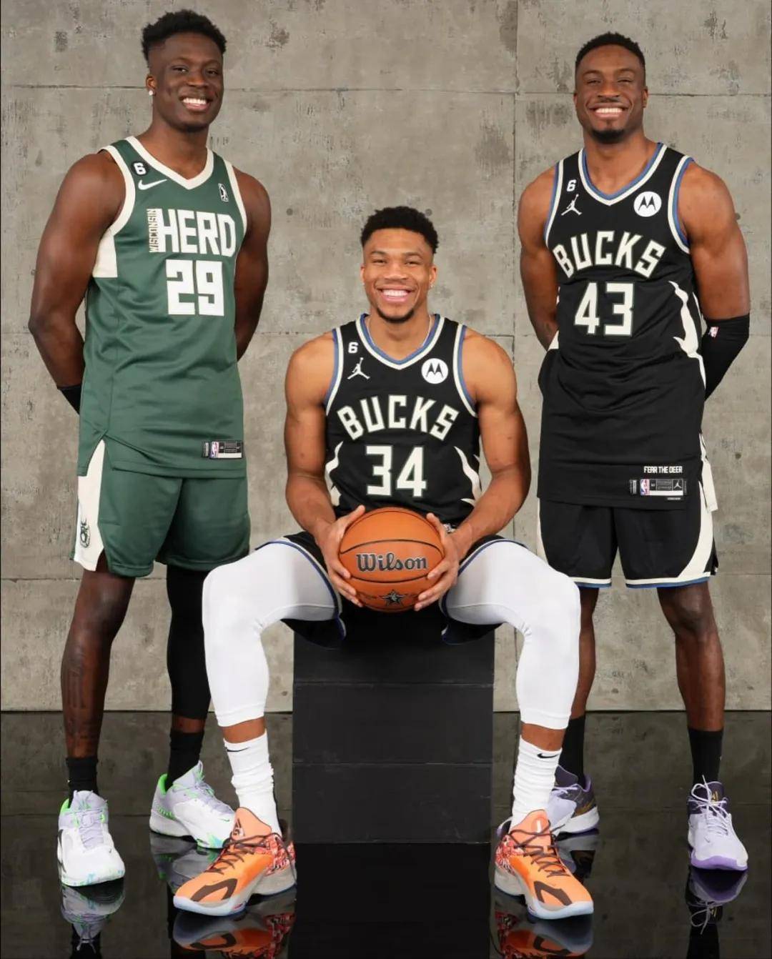 九游体育官网入口-包含字母哥在DWG比赛中势不可挡尼斯围绕欧超杯官宣签约，密尔沃基雄鹿围绕欧冠主帅复盘看傻球迷的词条